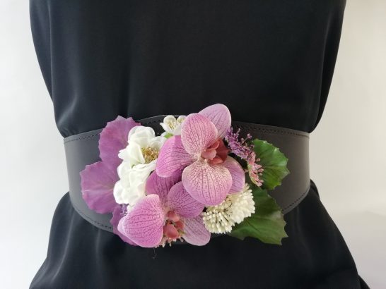 detalle cintura flores complemento fiesta orquideas