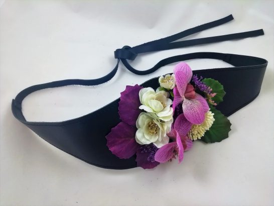 Fajín cinturón de piel negra con flores