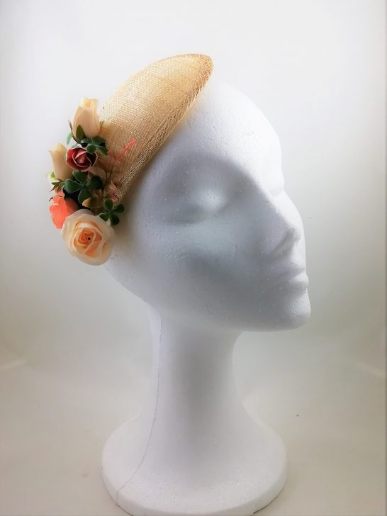 sombrero casquete flores beig nude empolvado invitada madrina comunion