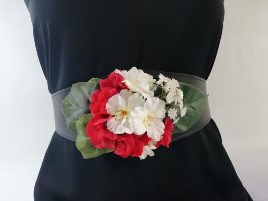 cinturón invitada fiesta flores rojo blanco