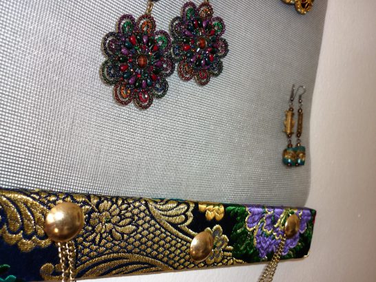 cuelga collares pendientes artesanal tela valenciana bordado color flor