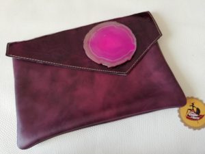 Bolso clutch en cuero color berenjena