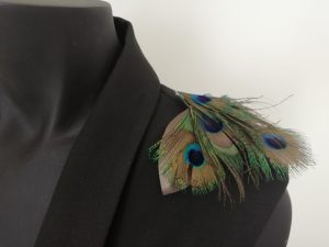 Hombrera joya de piel y plumas naturales