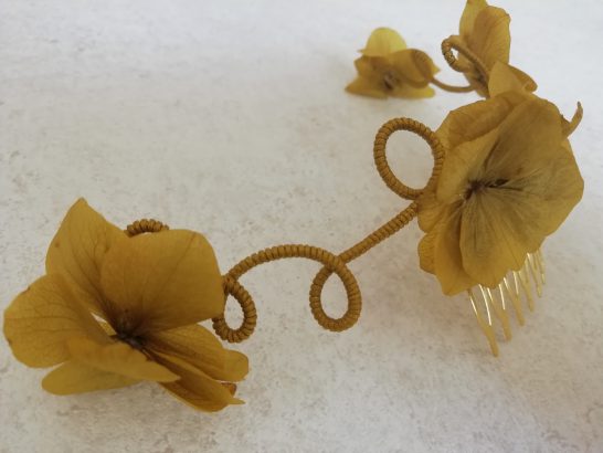 Tocado de novia con flores preservadas en color amarillo montado sobre peineta