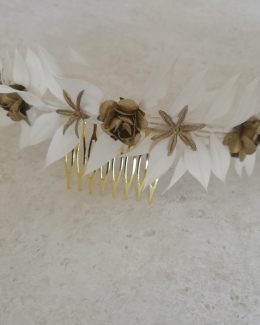 Tocado de novia tipo corona con hojas preservadas en blanco
