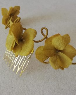 Tocado de novia con flores preservadas en color amarillo montado sobre peineta