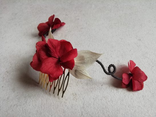 Tocado pelo peineta con flores preservadas en color rojo y blanco