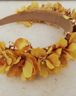Turbante diadema con flores tono amarillo ocre