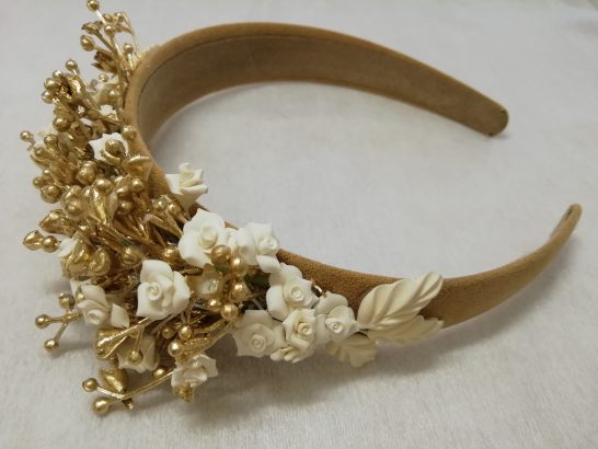 Tocado novia diadema con flores de porcelana blanca y ramillete dorado