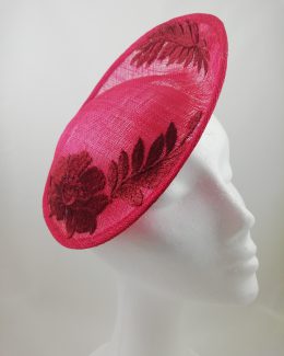 Sombrero tipo pamela rojo con bordados