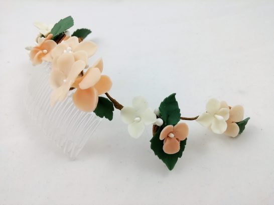 Tocado tiara de flores de porcelana color melocotón, verde y blanco