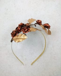 detalle pelo fiesta metalizado flores hojas diadema oro