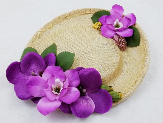 sombrero mostaza flores fucsia morado invitada