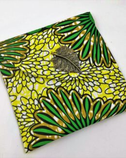 bolso cartera sobre amarillo verde