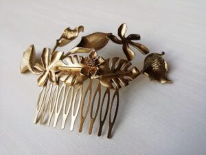 tocado peineta flores hojas metal dorado invitada novia