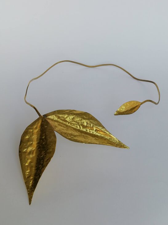 collar gargantilla asimétrico dorado latón hojas